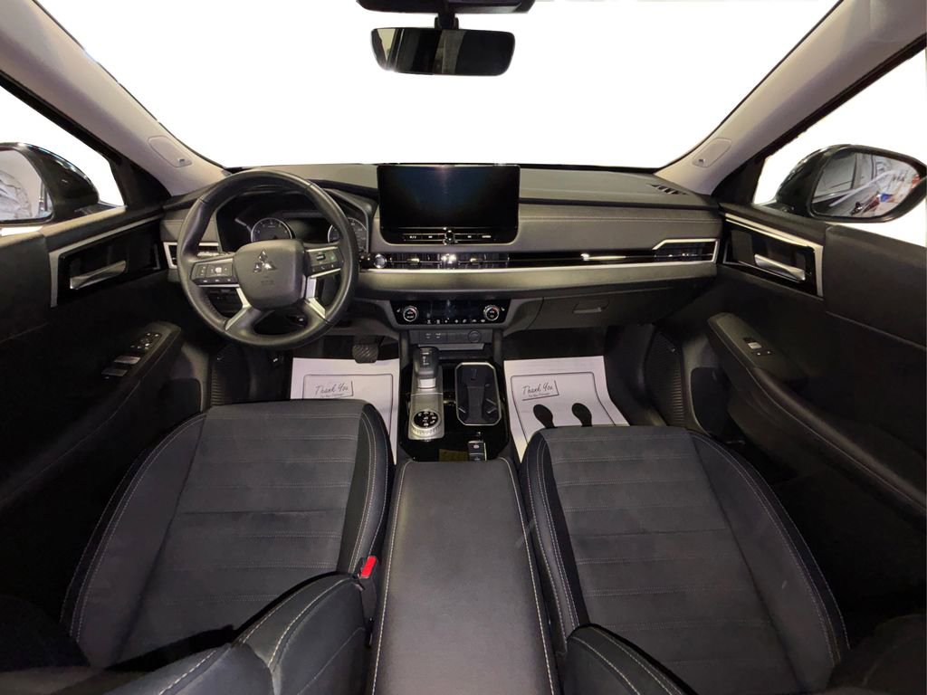 Used 2025 Mitsubishi Outlander SE image 25
