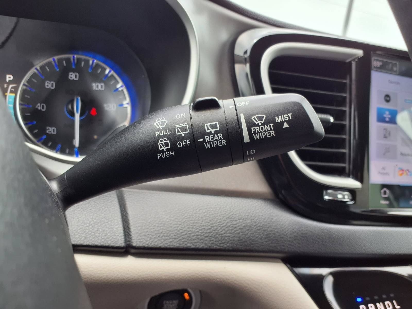 Used 2024 Chrysler Pacifica Touring-L FWD image 18