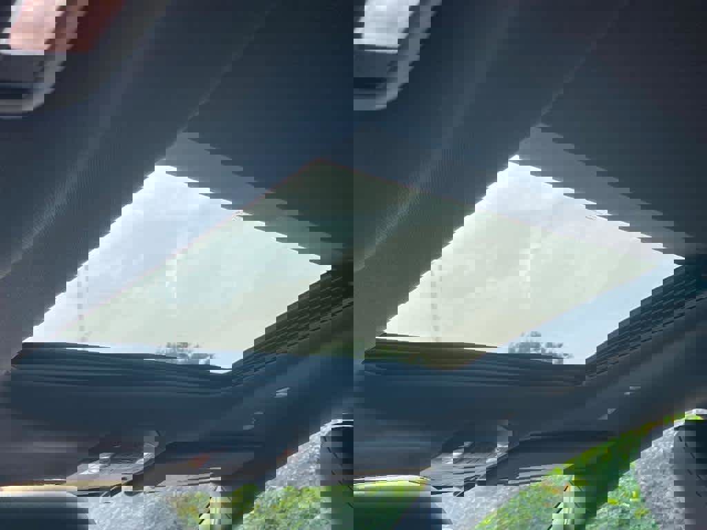 Used 2023 Chrysler Pacifica Limited w/ Uconnect Theater Family Group image 23