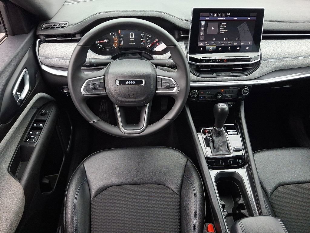 Used 2024 Jeep Compass Latitude image 11