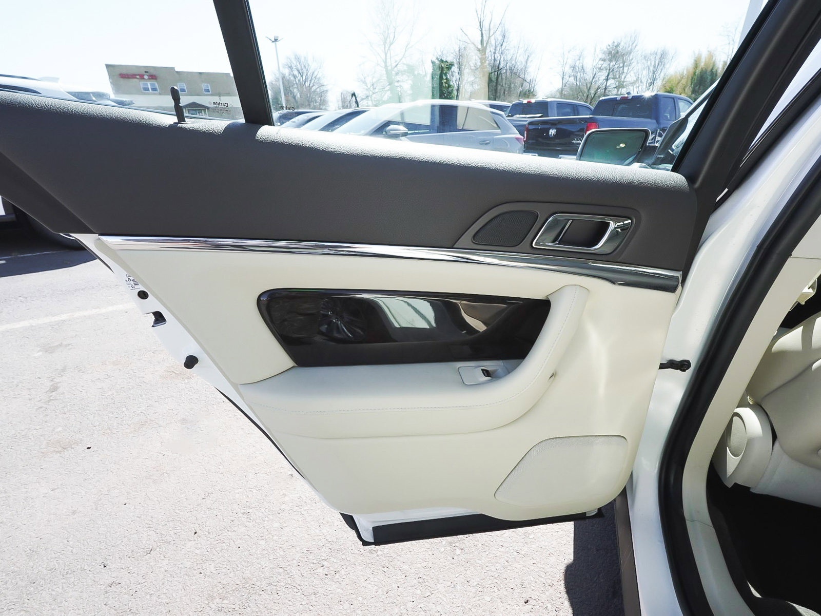 Used 2013 Lincoln MKS AWD image 11