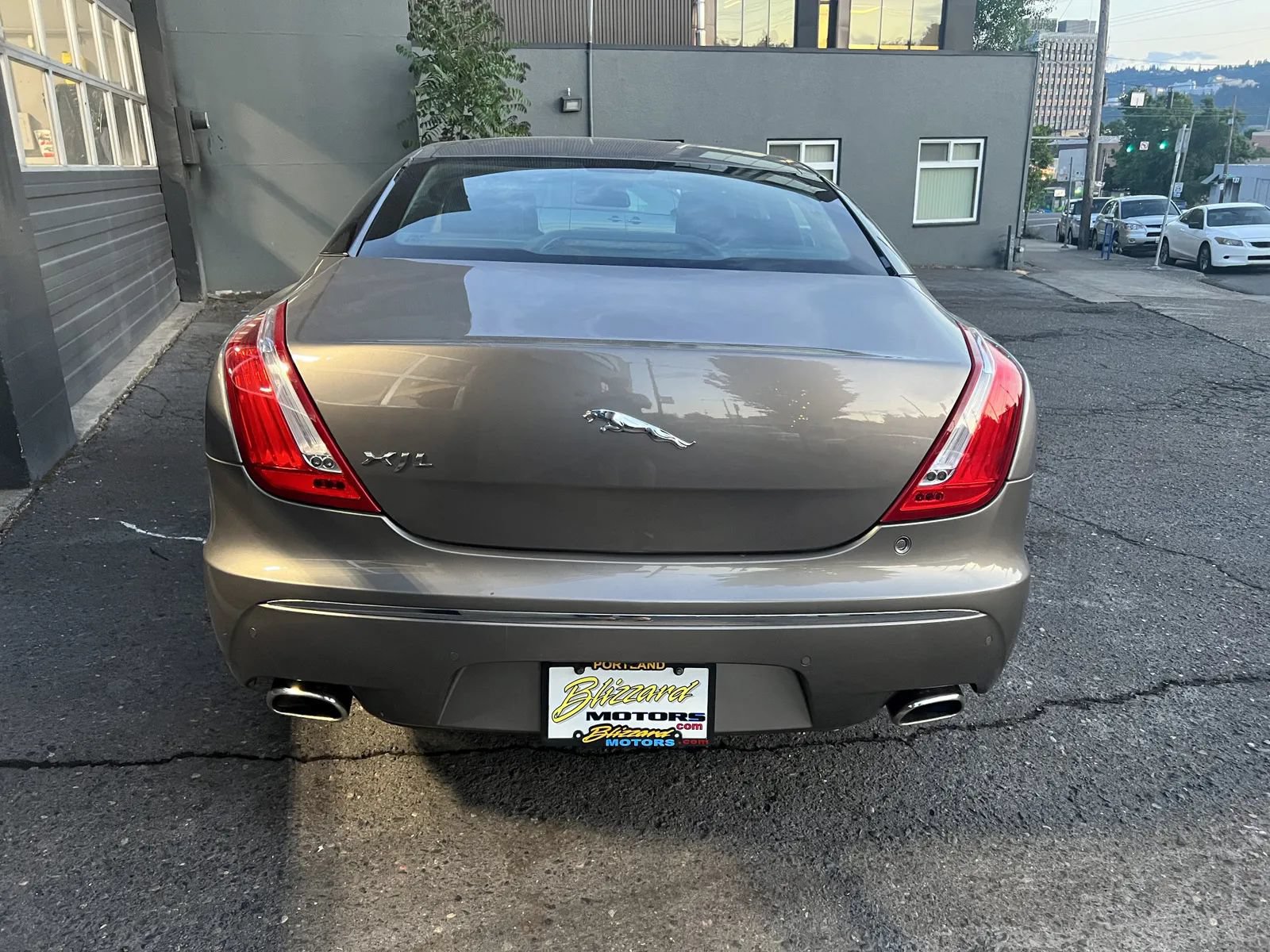 Used 2011 Jaguar XJ L RWD image 4