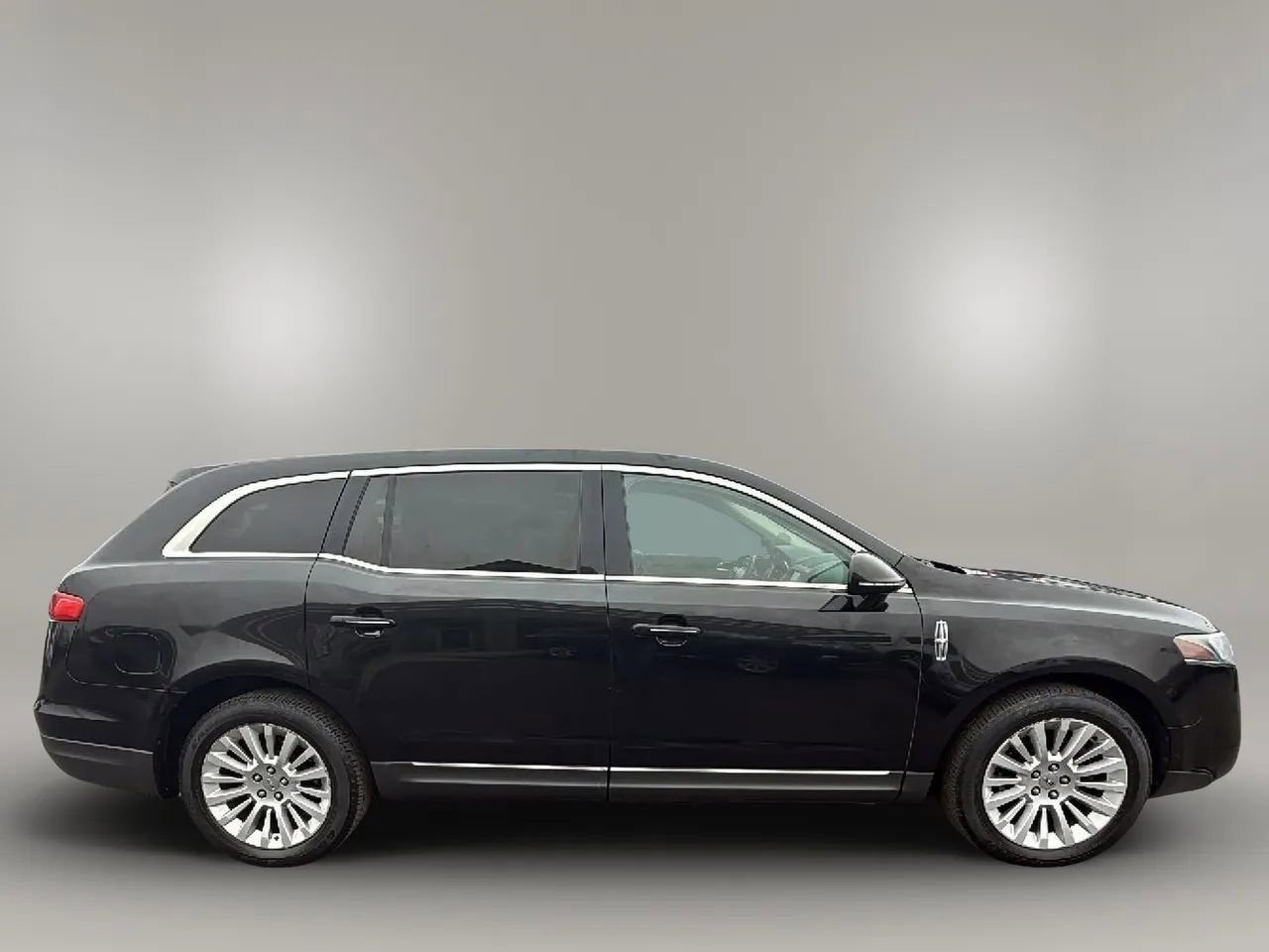 Used 2010 Lincoln MKT AWD image 6
