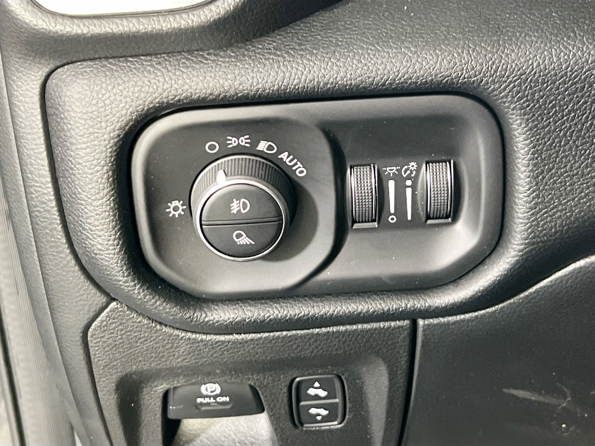 Used 2022 RAM 1500 Laramie w/ Sport Appearance Package image 10