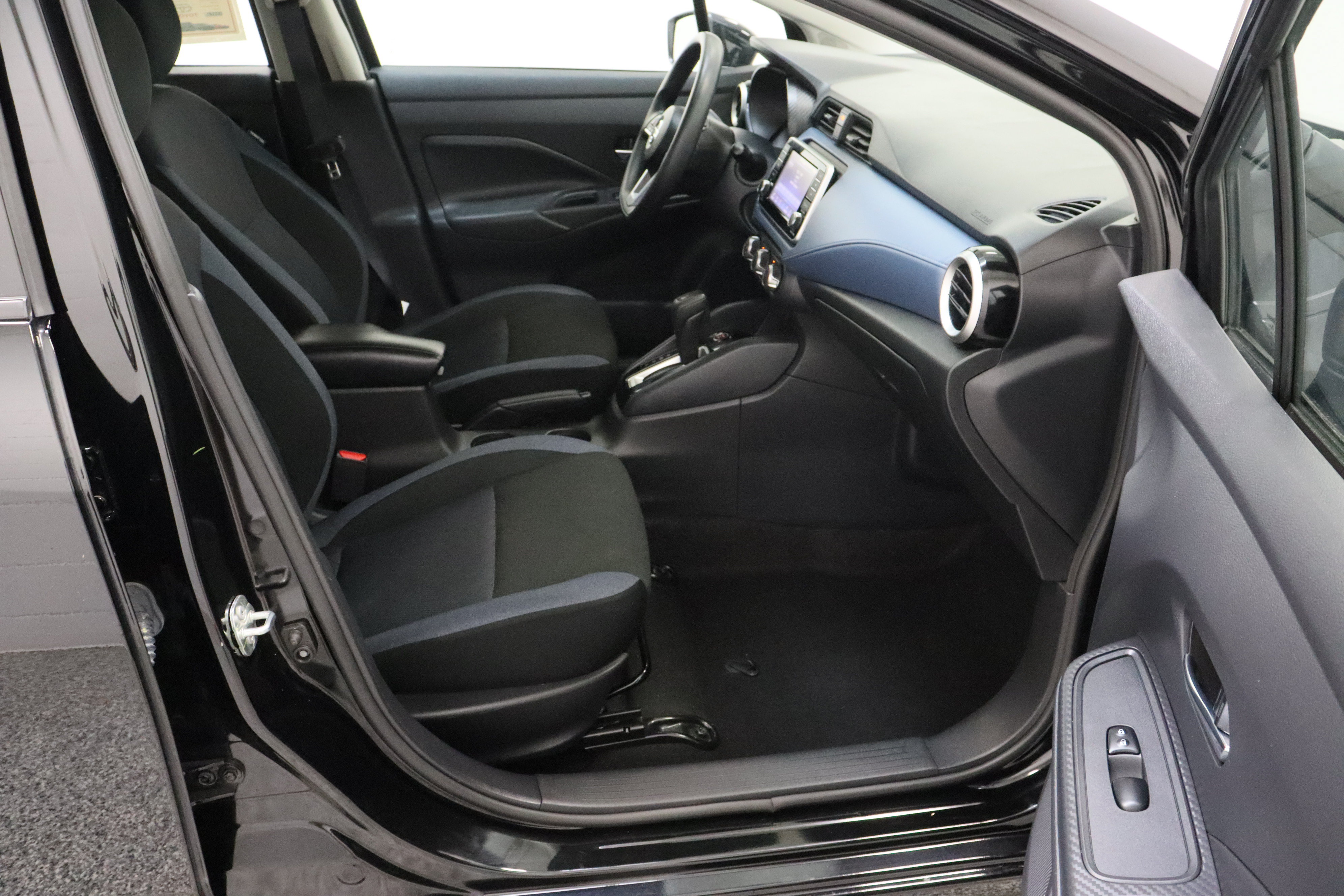 Used 2025 Nissan Versa SV FWD image 34