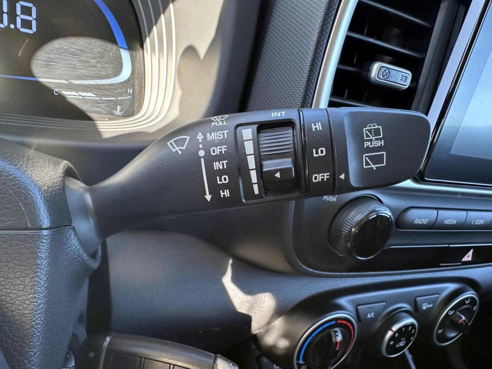 Used 2025 Hyundai Venue SE FWD image 18