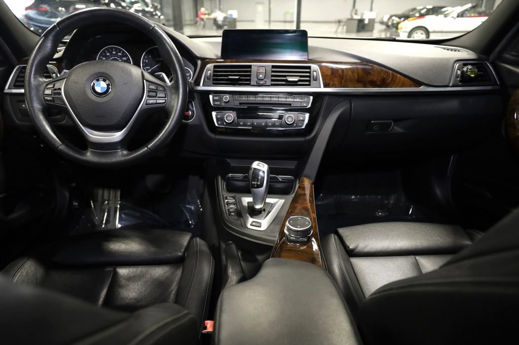 Used 2017 BMW 330e w/ Technology Package RWD image 23