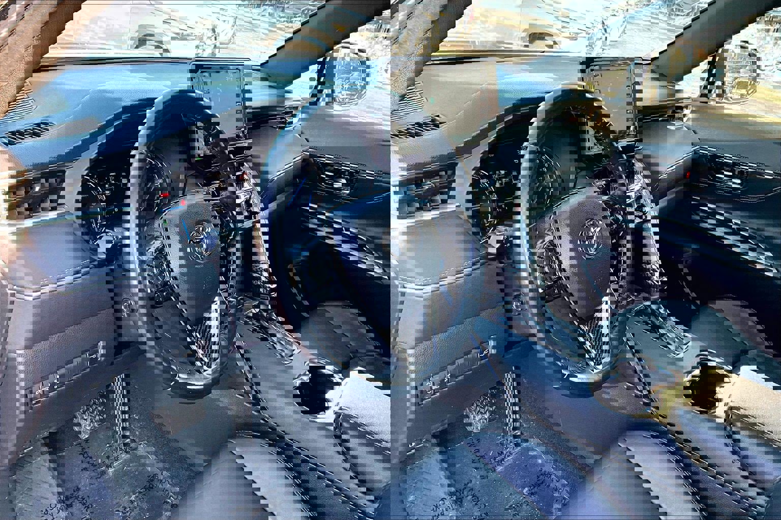 Used 2022 Toyota Venza XLE image 13