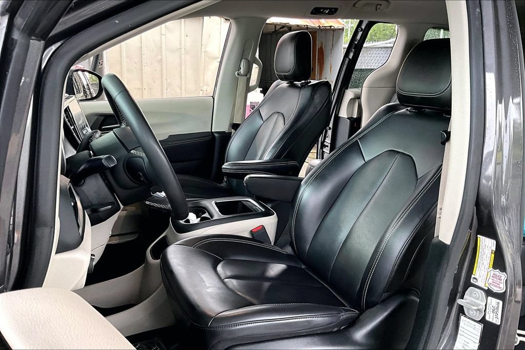 Used 2023 Chrysler Pacifica Touring-L FWD image 19