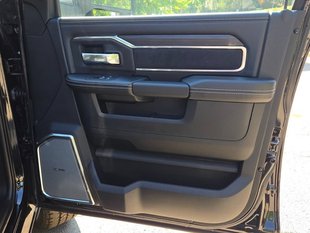 New 2026 RAM 2500 Laramie AWD/4WD image 17
