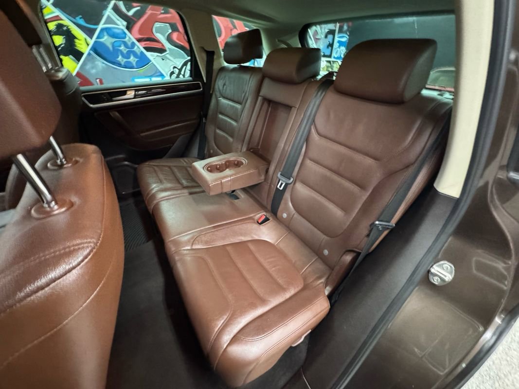 Used 2014 Volkswagen Touareg Sport image 14