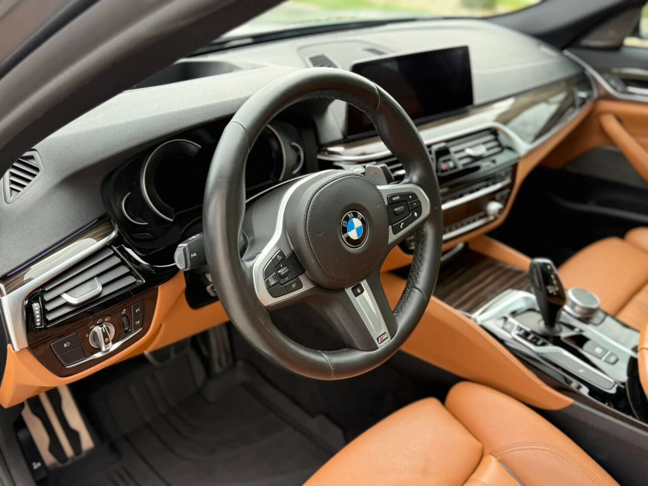 Used 2019 BMW 530i xDrive w/ M Sport Package image 11