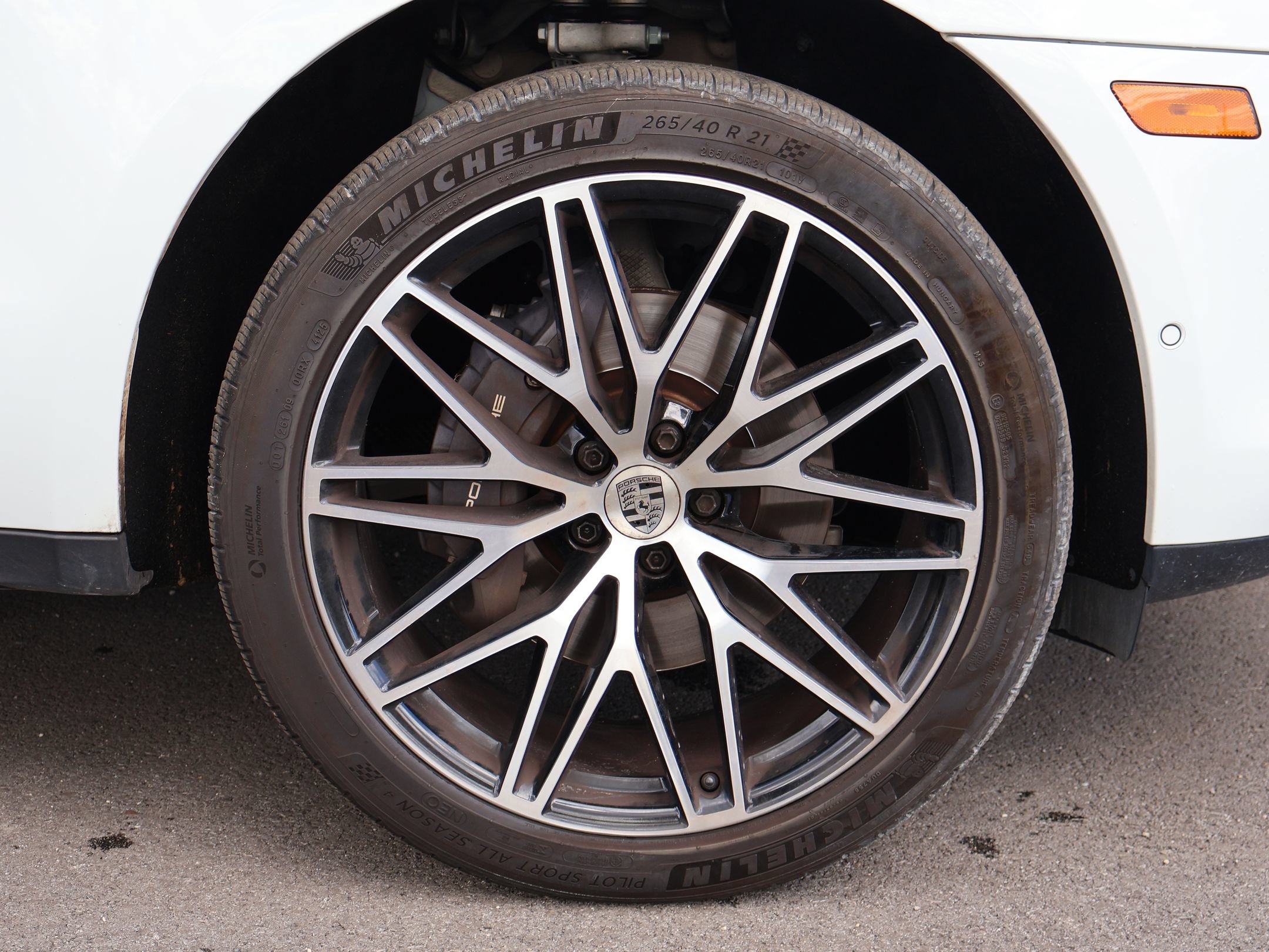 Used 2023 Porsche Macan AWD/4WD image 32