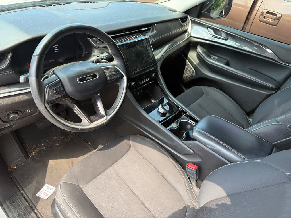 Used 2022 Jeep Grand Cherokee Laredo w/ Luxury Tech Group I AWD/4WD image 7