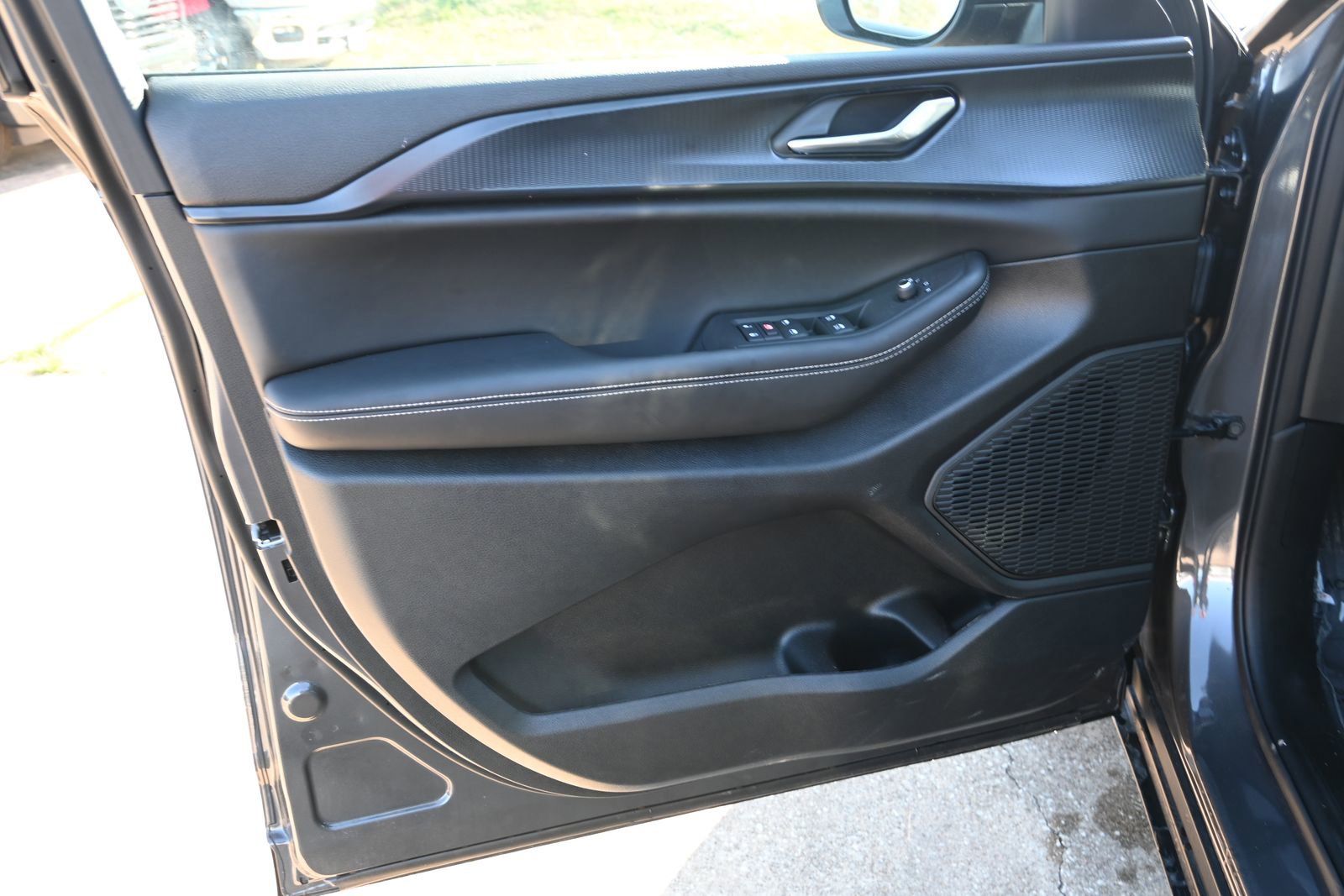 New 2025 Jeep Grand Cherokee L Laredo image 7