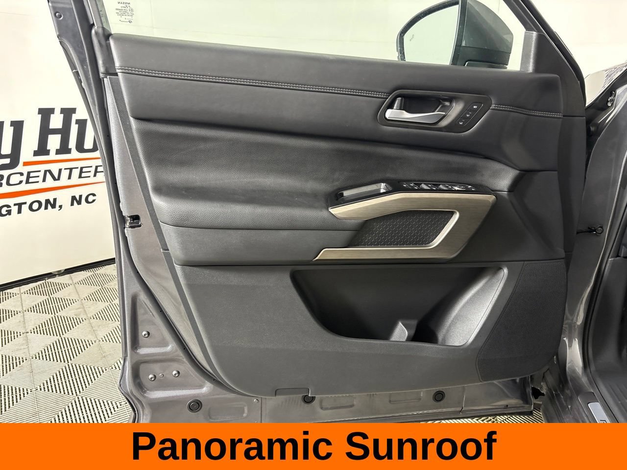 Used 2025 Nissan Pathfinder Platinum FWD image 11
