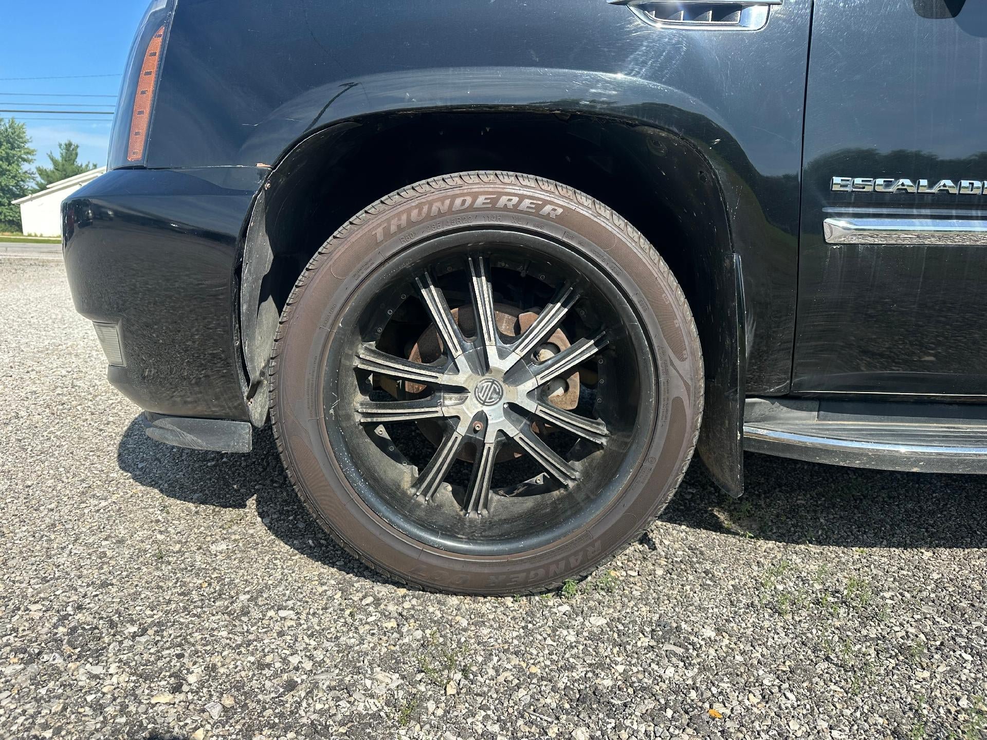 Used 2011 Cadillac Escalade Luxury AWD/4WD image 9