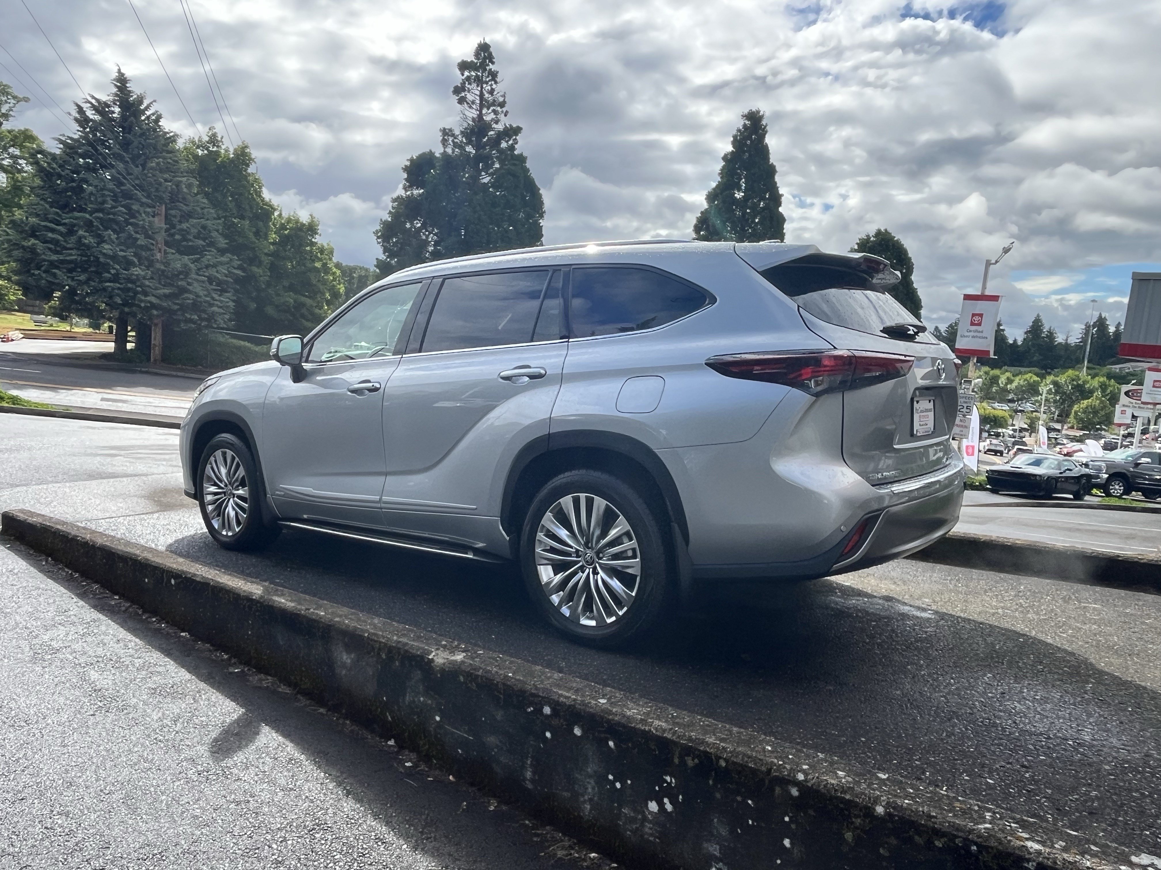 Used 2024 Toyota Highlander Platinum AWD/4WD image 5