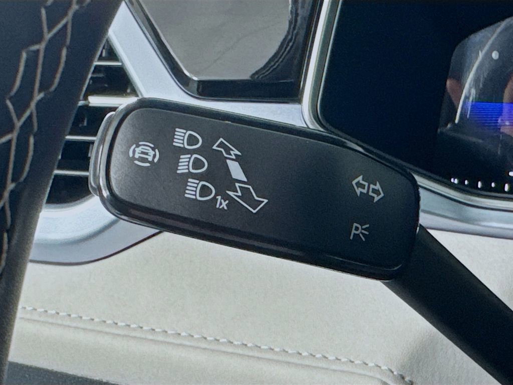 Used 2025 Volkswagen Taos SE image 13