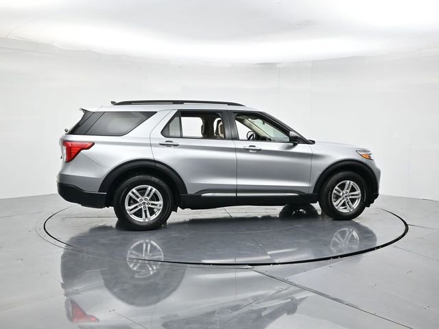 Used 2022 Ford Explorer XLT image 2