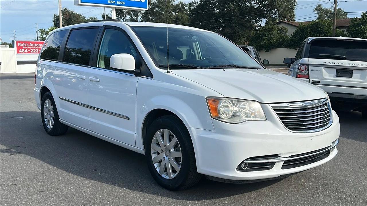 Used 2016 Chrysler Town & Country Touring FWD image 4