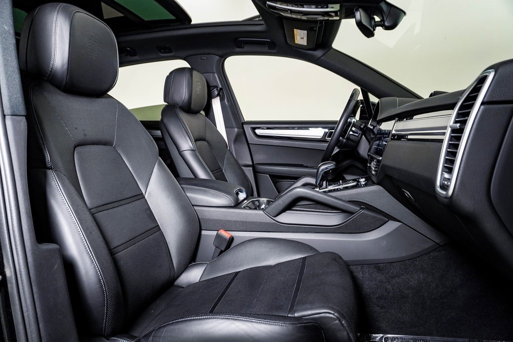 Certified 2023 Porsche Cayenne Platinum Edition image 15
