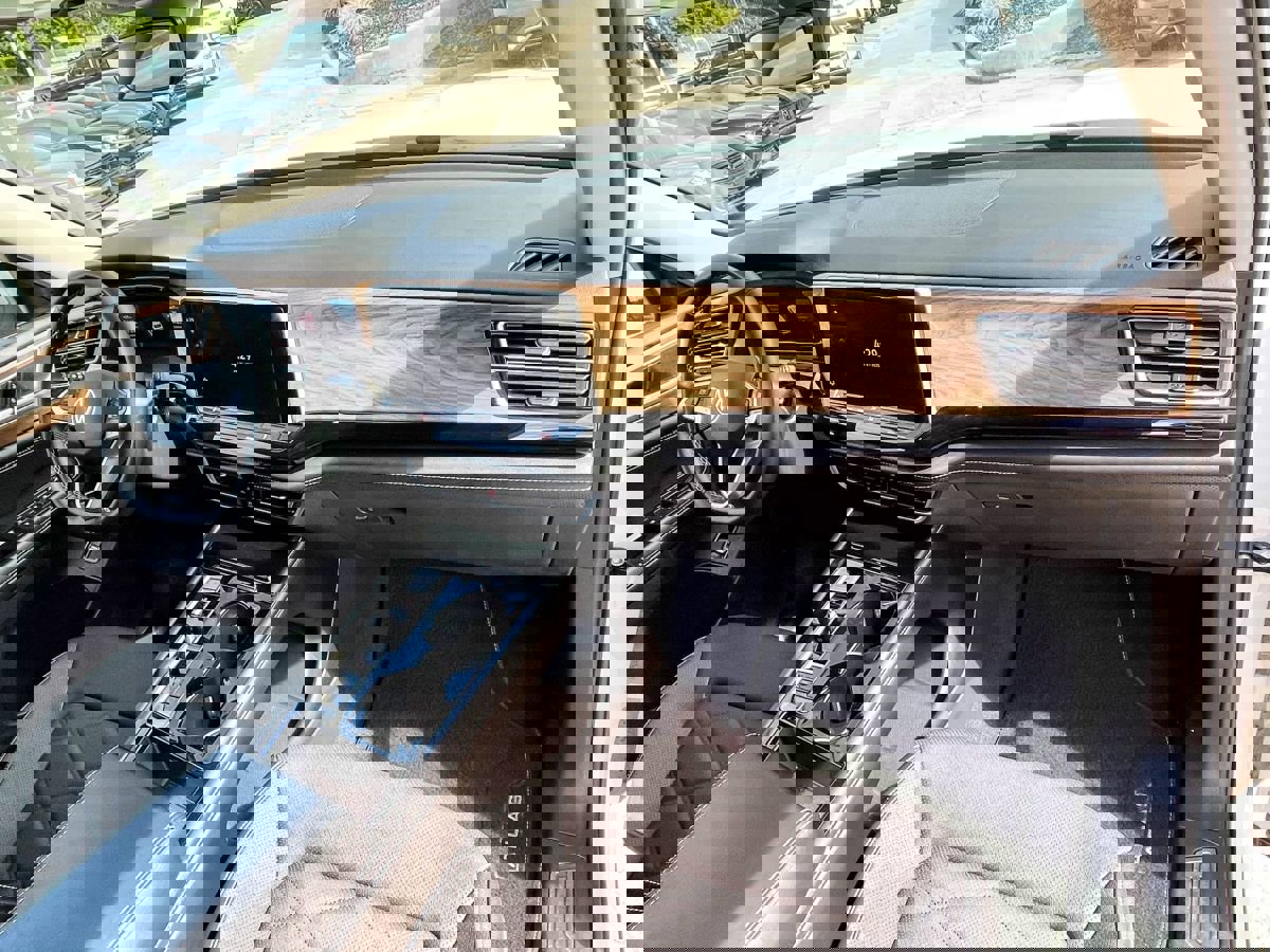 Used 2024 Volkswagen Atlas SE w/ Black Wheel Package image 9