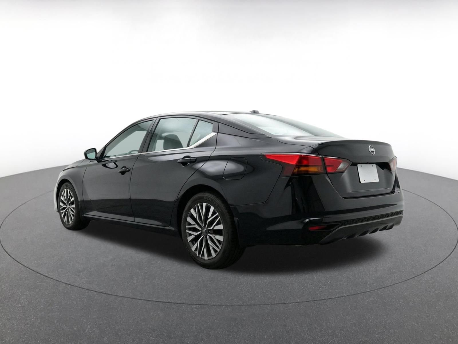 Used 2025 Nissan Altima 2.5 SV FWD image 6
