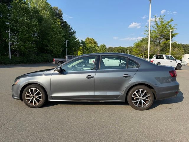 Used 2017 Volkswagen Jetta SE FWD image 2