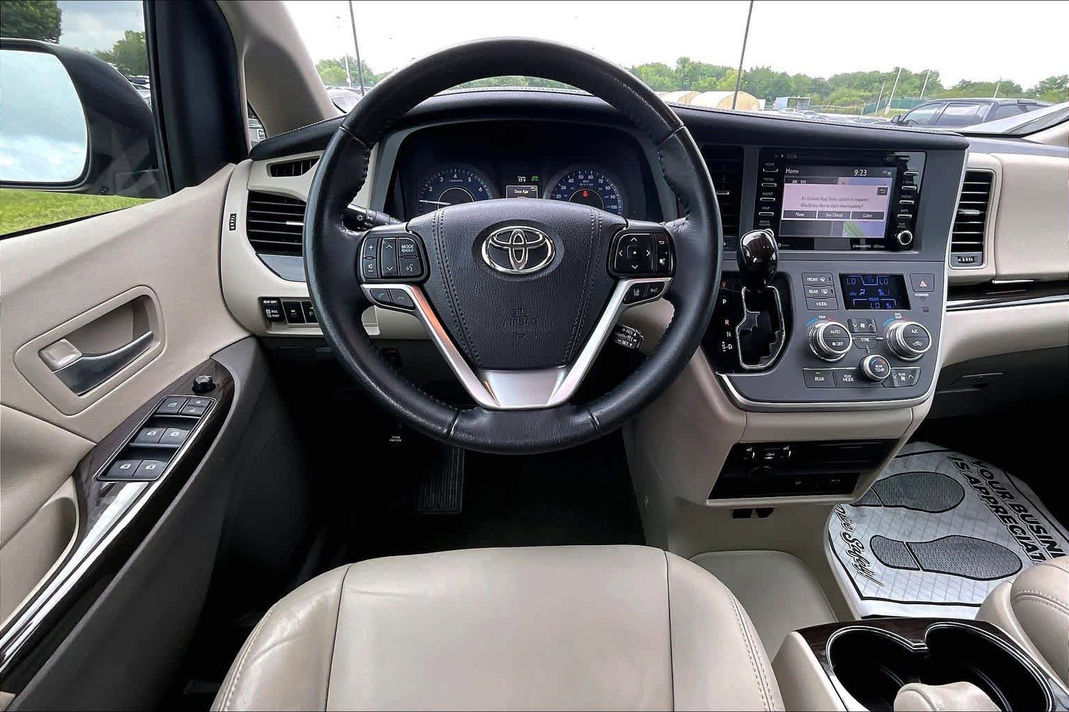 Used 2020 Toyota Sienna XLE Premium FWD image 6
