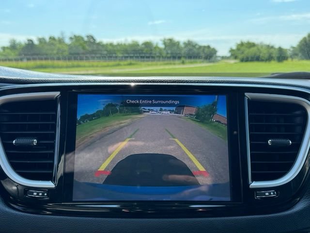 Used 2024 Chrysler Pacifica Touring-L FWD image 17