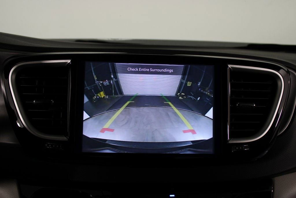 Used 2024 Chrysler Pacifica Touring-L image 26