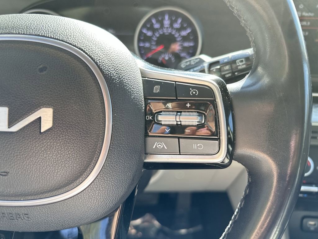 Used 2023 Kia Carnival LX image 31