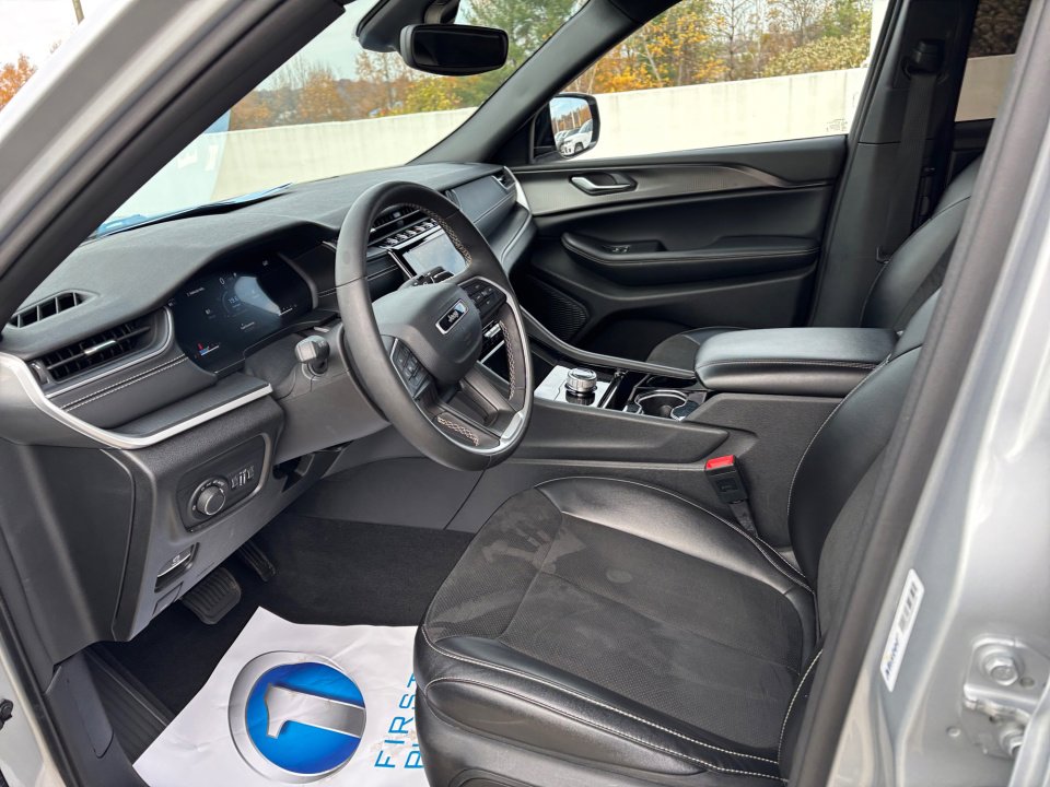 Used 2023 Jeep Grand Cherokee L Laredo image 34