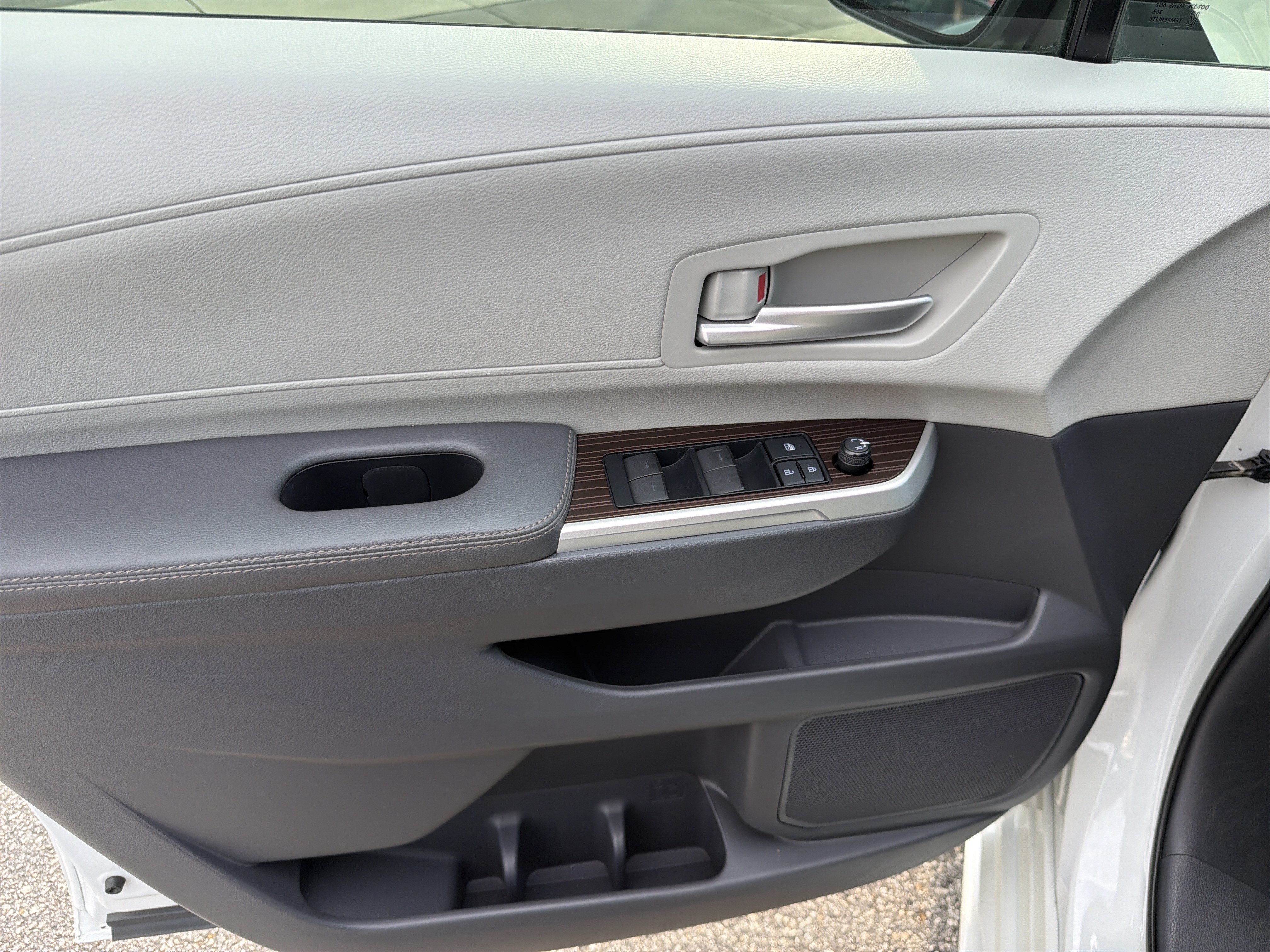 Used 2022 Toyota Sienna XLE FWD image 19