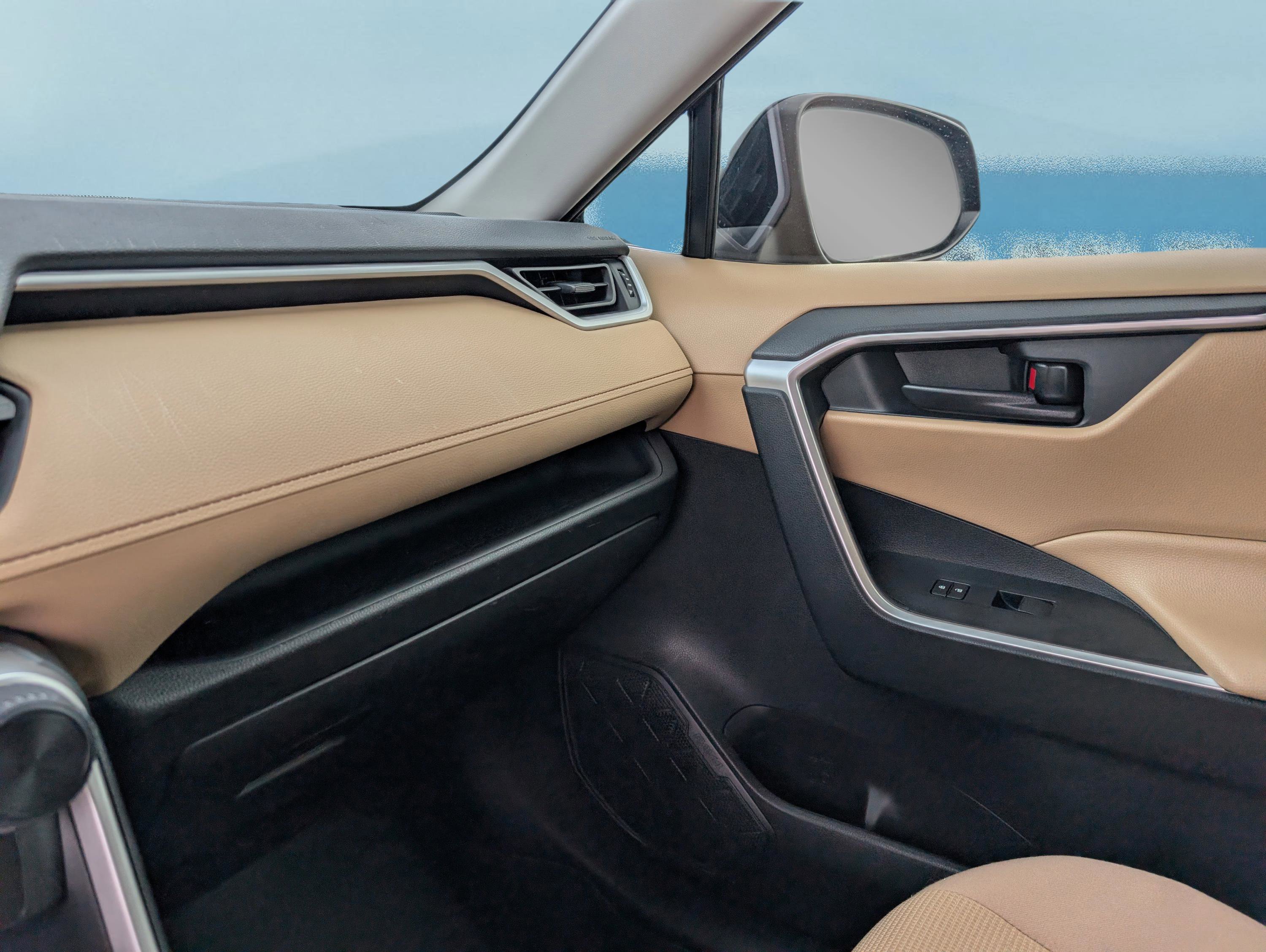 Used 2020 Toyota RAV4 LE image 28