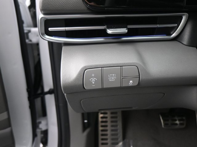 Certified 2025 Hyundai Elantra SEL FWD image 17