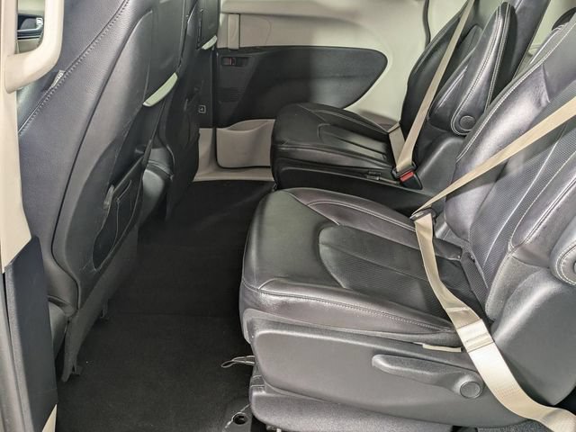 Used 2022 Chrysler Pacifica Touring-L w/ Uconnect Theater Family Group FWD image 24
