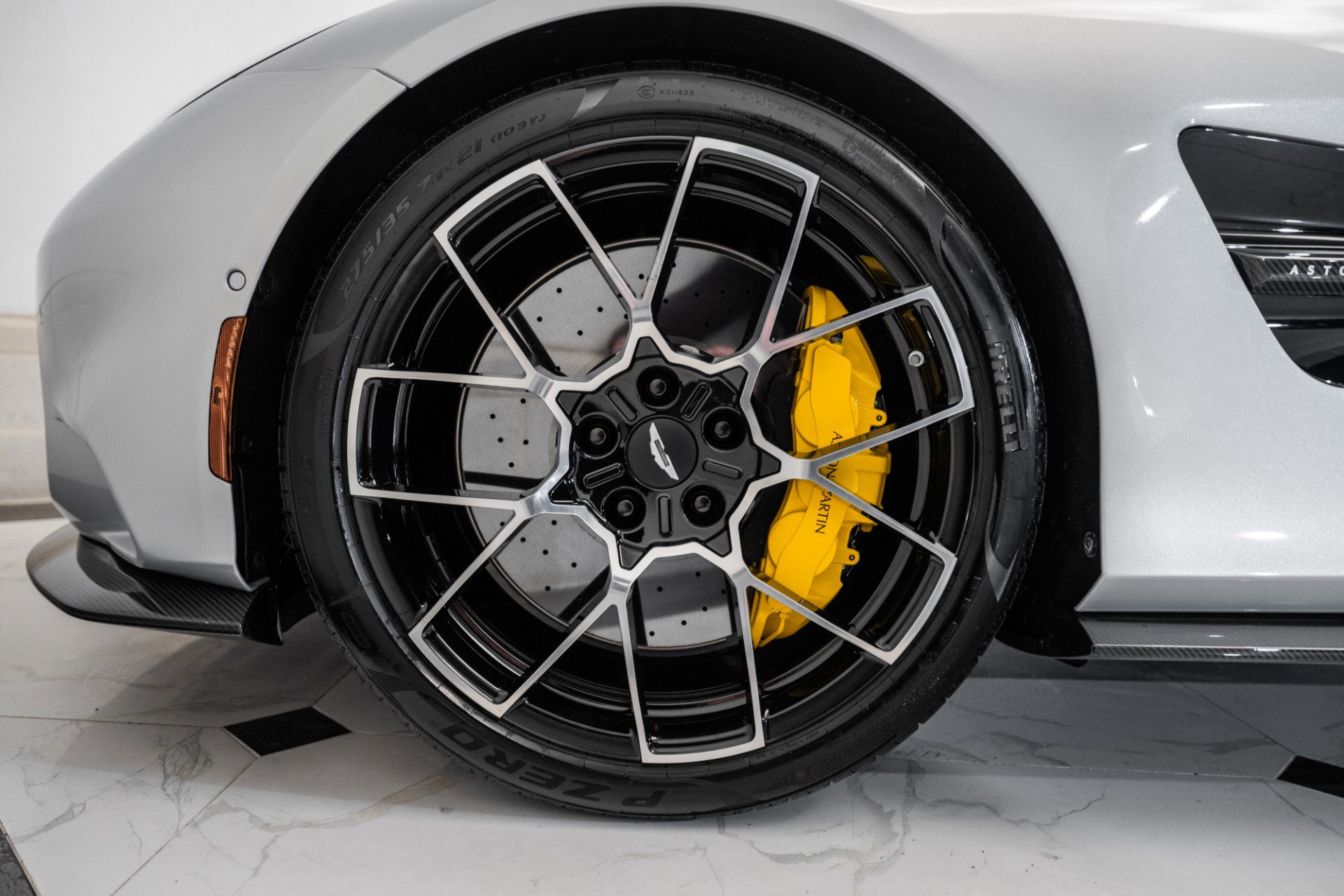 Used 2025 Aston Martin Vanquish image 4