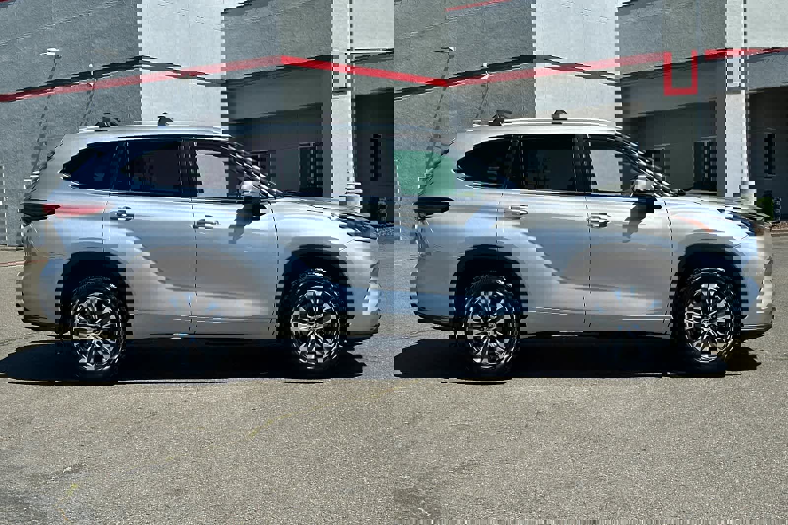 Used 2023 Toyota Highlander XLE image 6