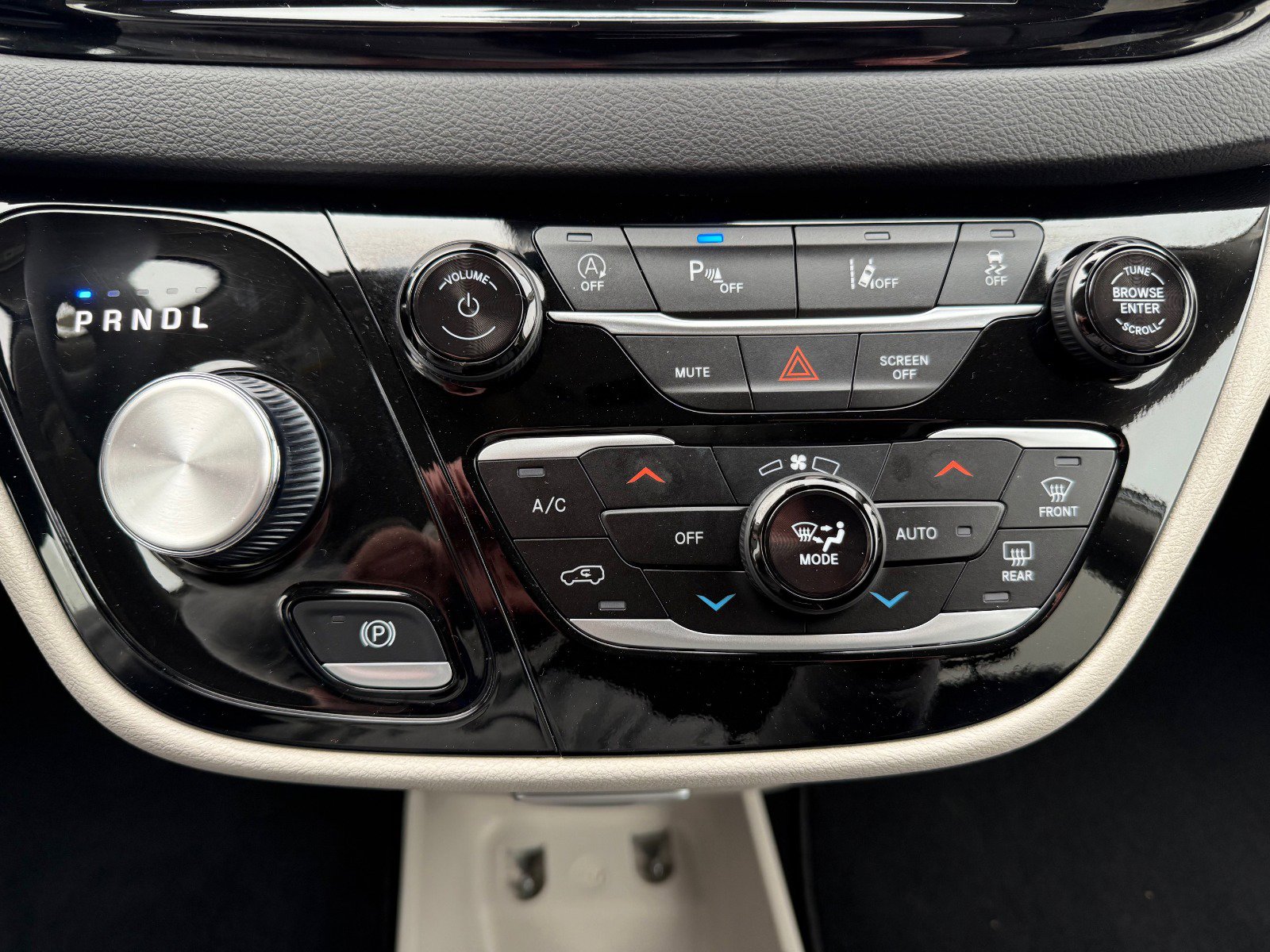 Used 2024 Chrysler Pacifica Touring-L image 25