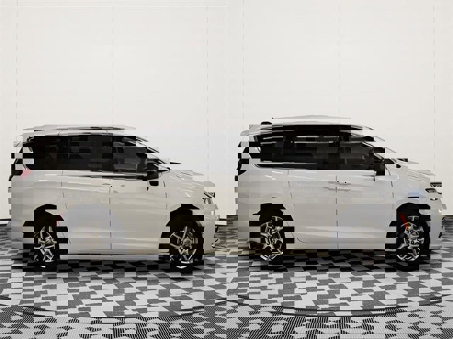 Used 2025 Chrysler Pacifica Select image 2