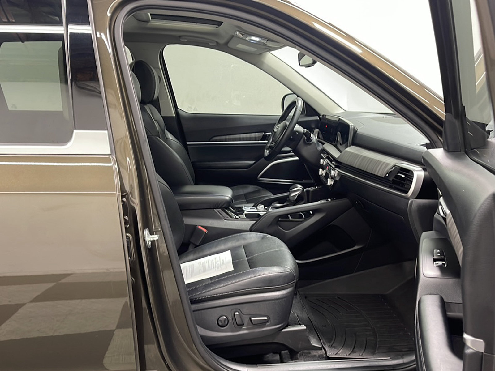 Used 2024 Kia Telluride EX w/ EX Captain's Chair Package AWD/4WD image 23