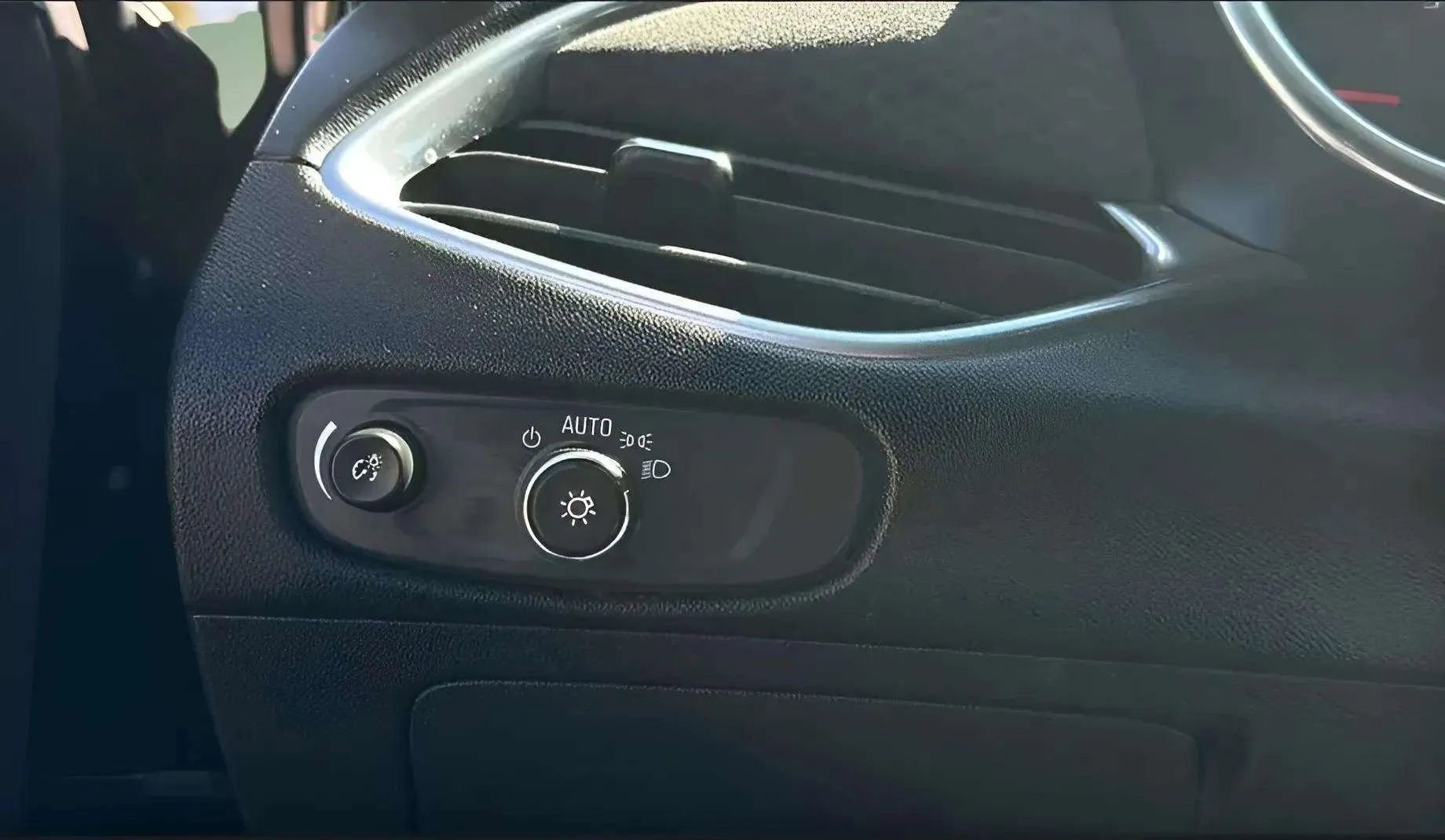 Used 2020 Chevrolet Malibu LT image 28