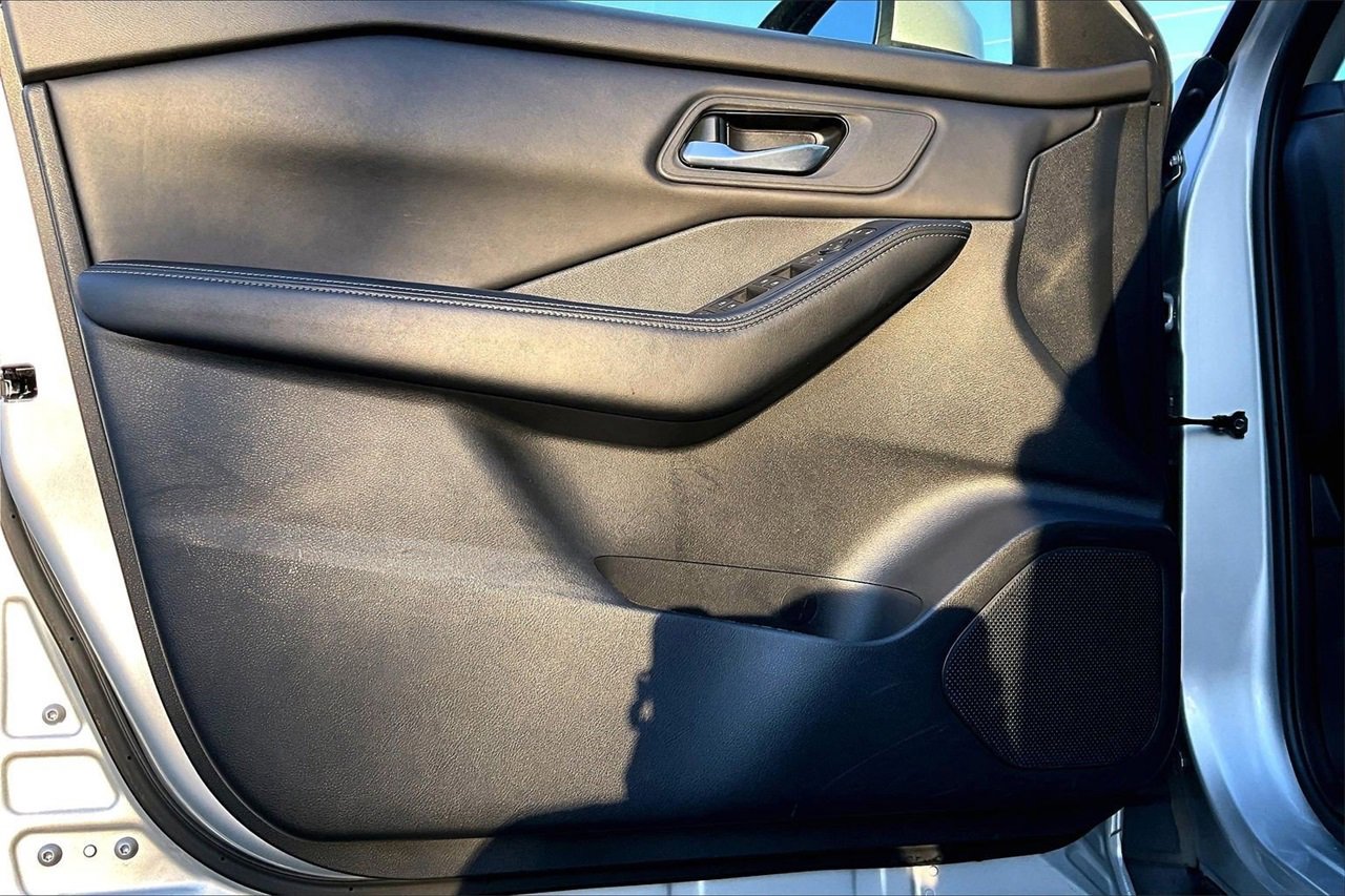 Used 2024 Nissan Rogue SV image 24