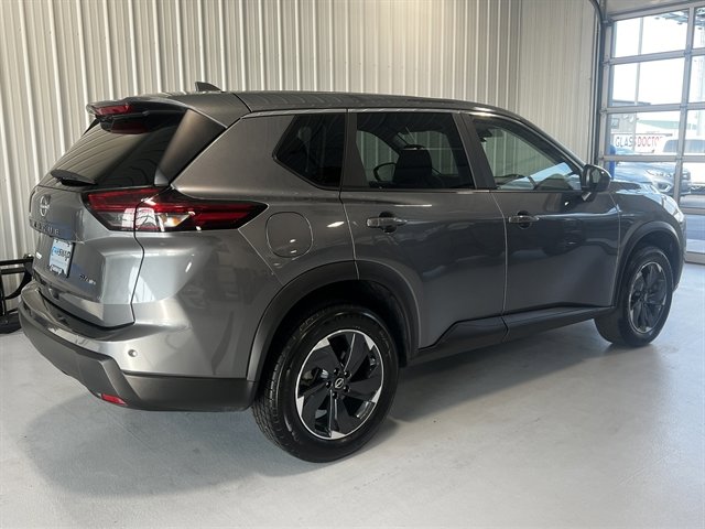 Used 2024 Nissan Rogue SV image 3