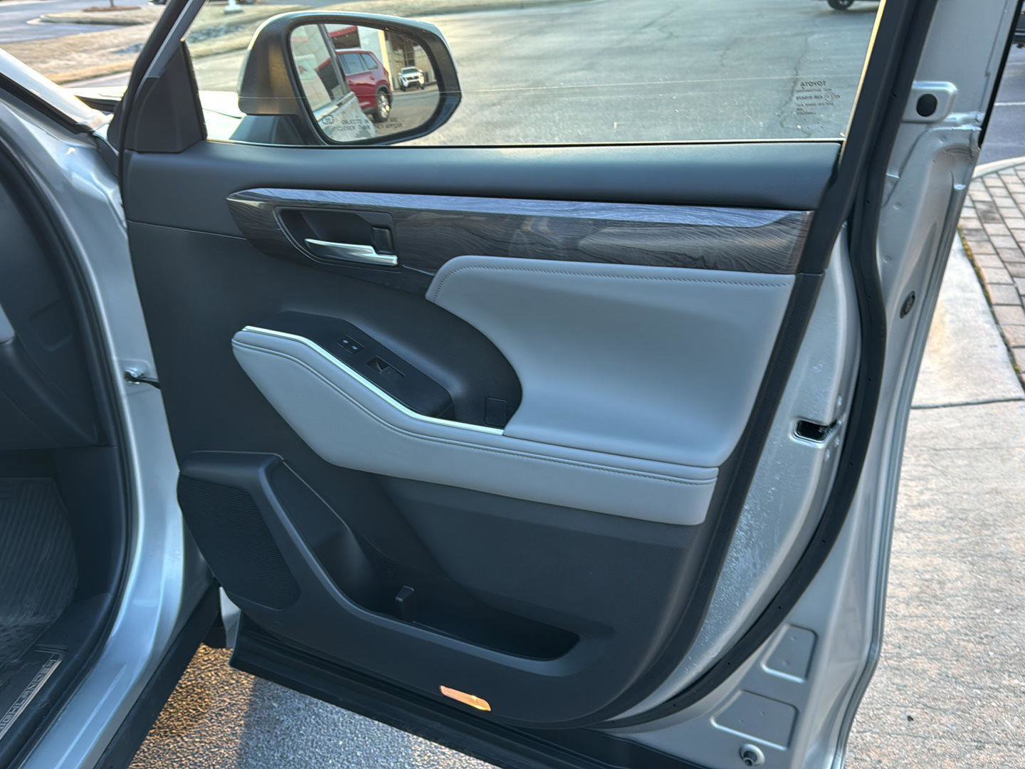 Used 2024 Toyota Highlander Platinum image 12