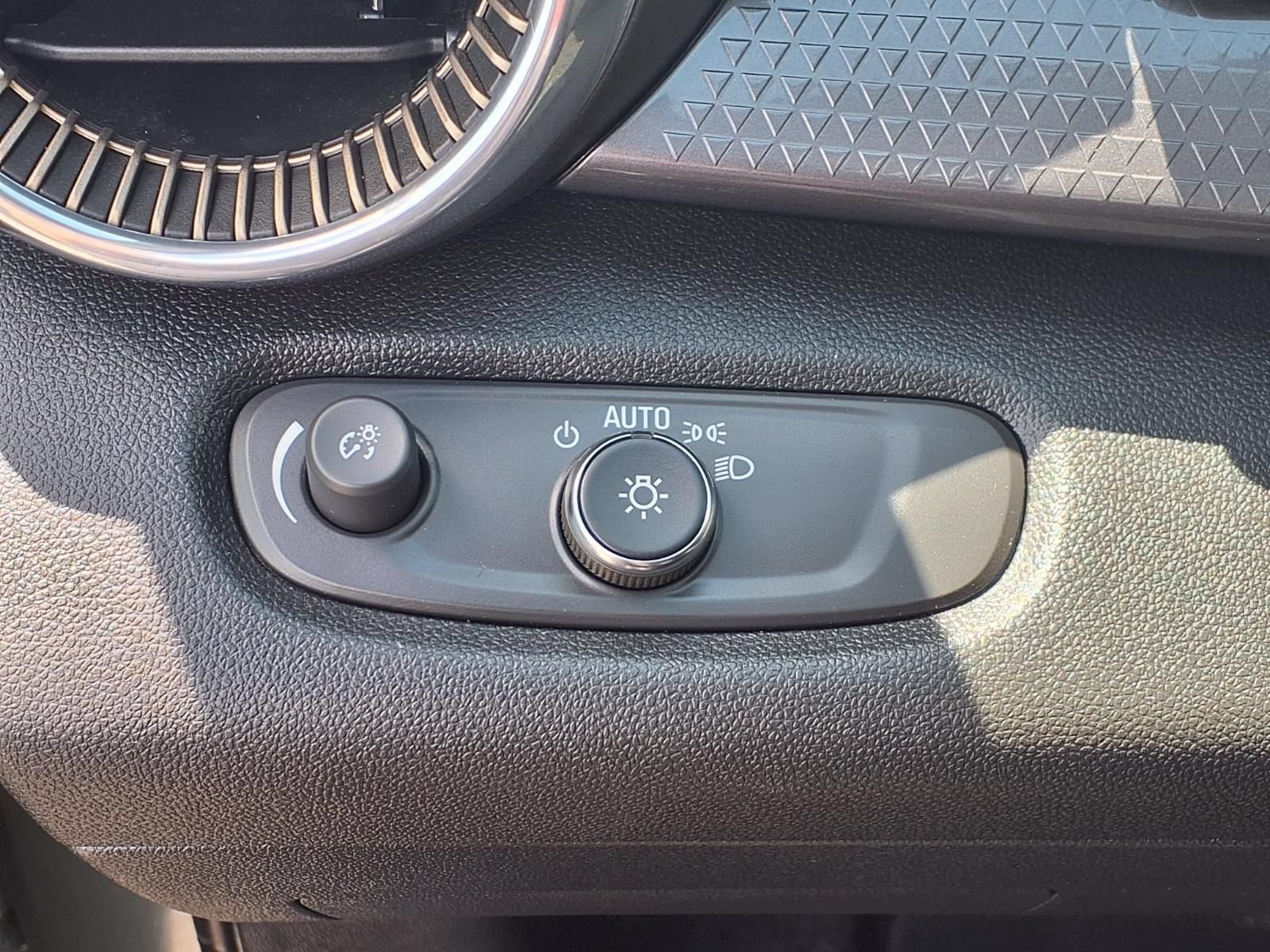 Used 2025 Chevrolet Trax ACTIV w/ Sunroof Package FWD image 7
