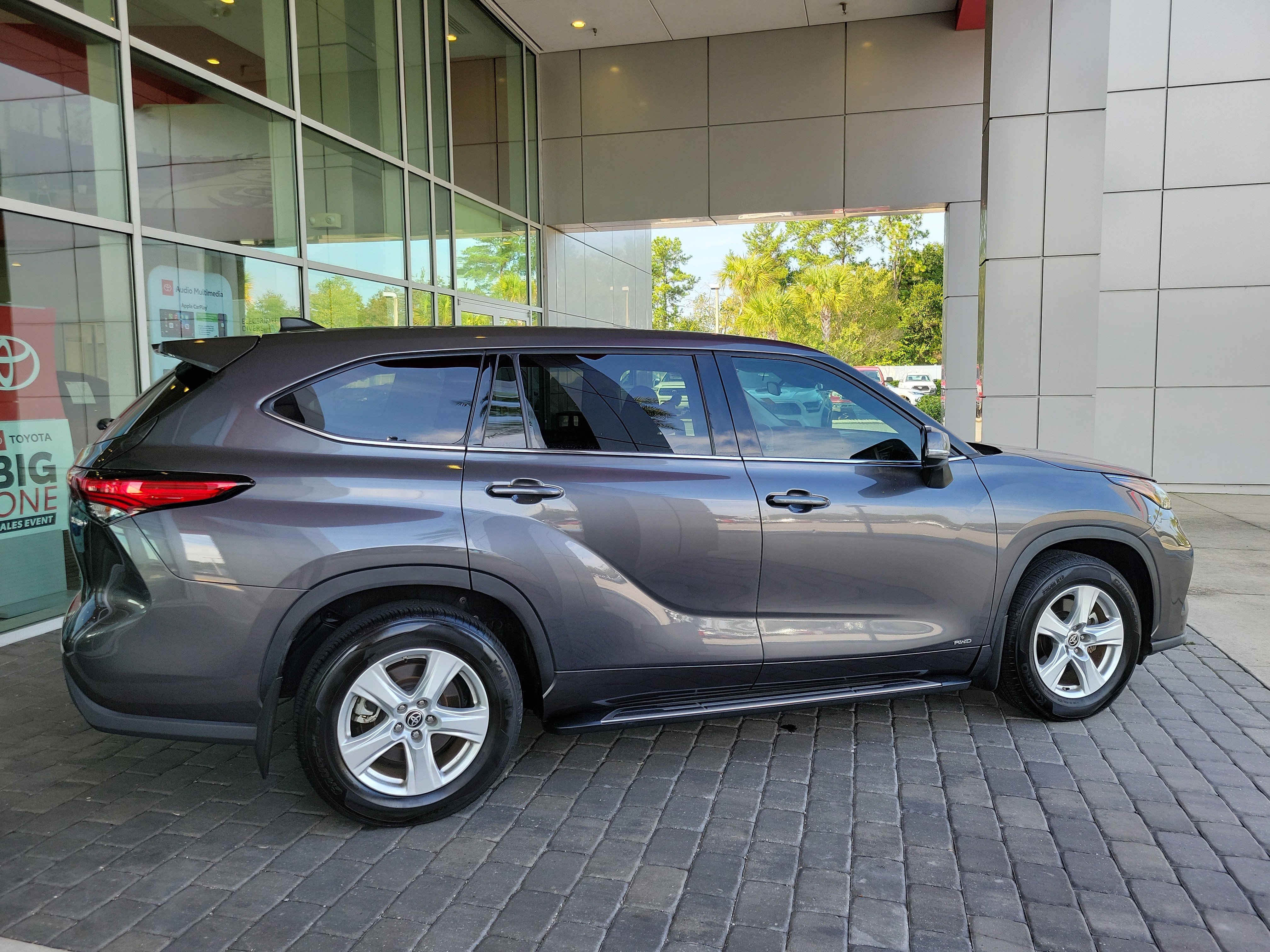 Used 2022 Toyota Highlander LE image 7
