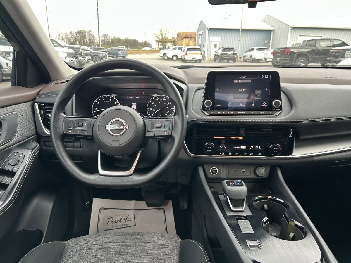 Used 2022 Nissan Rogue SV image 11